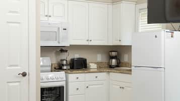 Full-size fridge, microwave, oven, stovetop