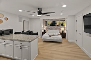 5 habitaciones, tabla de planchar con plancha y cuna de viaje 