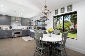 雪櫃、微波爐、焗爐、爐具