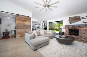 TV connectée, cheminée, chaîne hi-fi