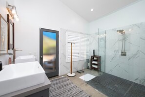 Shower, hair dryer, towels, soap - Beautiful San Marcos Estate! (San Marcos)