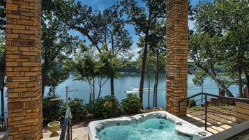 Tina de hidromasaje al aire libre