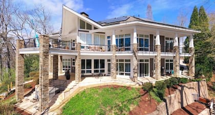 Exclusive Grand Lakefront Escape on Island 180 Lake Front Views