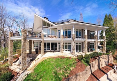 Exclusive Grand Lakefront Escape on Island 180 Lake Front Views