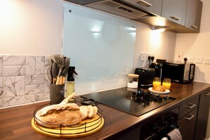 Appartement | Cuisine privée | Réfrigérateur, micro-ondes, four, plaque de cuisson
