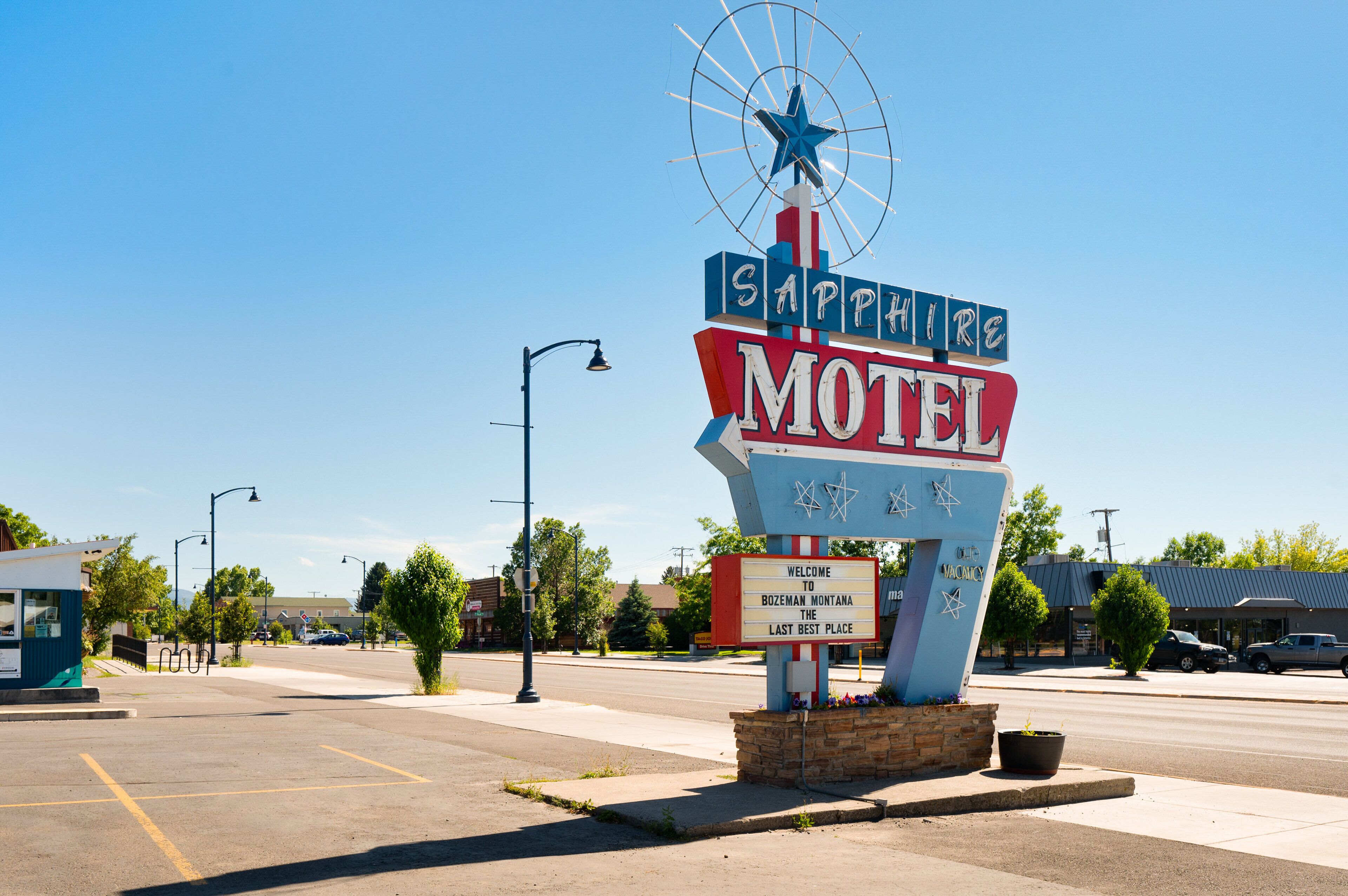 A motel sign with a star and a welcome message.