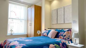 1 dormitori, planxa i posts de planxar, wifi i roba de llit