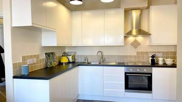 Frigorífic, microones, forn i placa de cuina