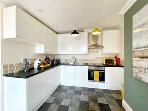 Kylskåp, mikrovågsugn, ugn och spishäll