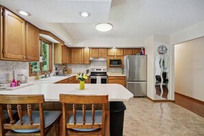 冷蔵庫、電子レンジ、オーブン、コンロ