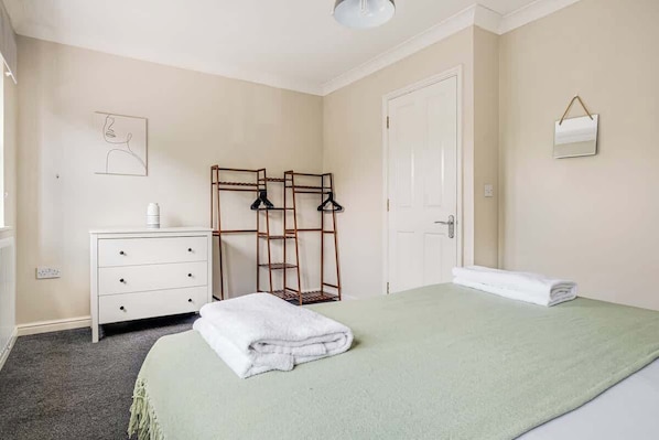 4 bedrooms, iron/ironing board, WiFi (free), bed sheets