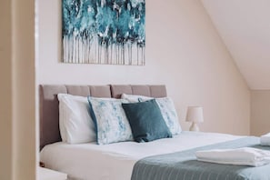 4 bedrooms, iron/ironing board, free WiFi, bed sheets