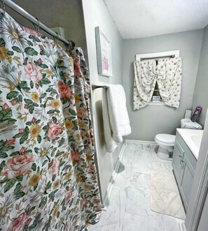 Shower, hair dryer, towels, soap - The Nostalgia Cottage (North Charleston)