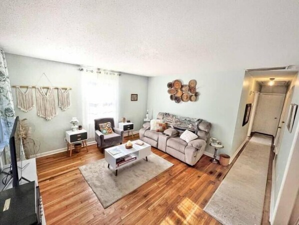 Living area - The Nostalgia Cottage (North Charleston)