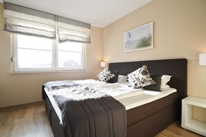 2 habitaciones, tabla de planchar con plancha y cuna de viaje