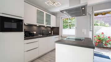 Fridge, microwave, dishwasher, coffee/tea maker