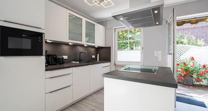 Die Wohnung Liegt im EG und ist fĂŒr 4 Personen Ausgelegt. Sie VerfĂŒgt Ăber ca. 66 qm WohnflĂ€che und Einer SĂŒd Terrasse mit 18qm