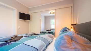 2 bedrooms, iron/ironing board, internet, bed sheets