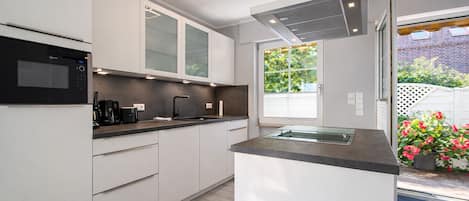 Een koelkast, een magnetron, een oven, een kookplaat