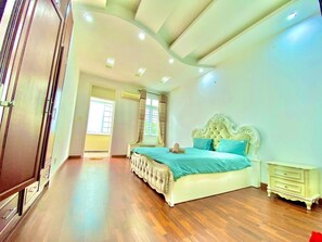 8 habitaciones, tabla de planchar con plancha, wifi y ropa de cama 