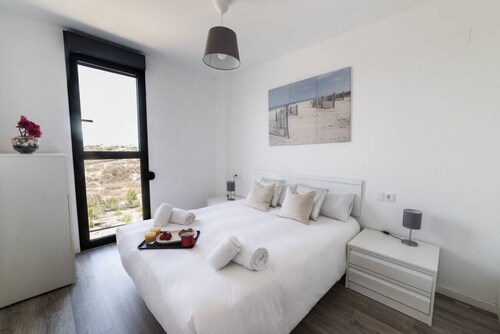 Apt. with swimming pools and gym 800 meters from the beach.