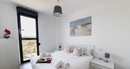Apt. with swimming pools and gym 800 meters from the beach.