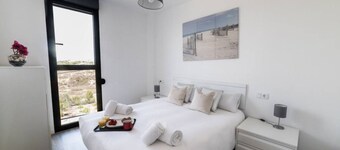 Apt. with swimming pools and gym 800 meters from the beach.