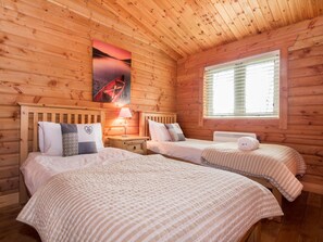 3 bedrooms, free WiFi, bed sheets - A super Scandinavian lodge in a quiet location with plenty of room for guests. (Aviemore)