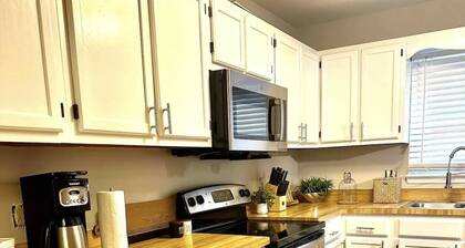 Cozy Townhome Sleeps 8 in Raleigh within 20 minutes of RDU Airport and Downtown