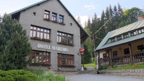 En bygning med skiltet "HOTEL MAREDIS" og et Coca-Cola skilt.