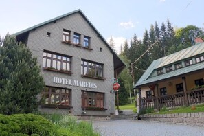 Front of property - Hotel Maredis (Korenov)