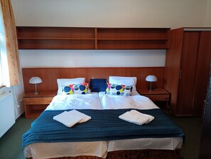 Basic Room | Desk, laptop workspace, free WiFi, bed sheets - Hotel Maredis (Korenov)