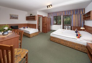Desk, laptop workspace, free WiFi, bed sheets - Hotel Maredis (Korenov)