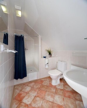 Shower, towels - Hotel Maredis (Korenov)
