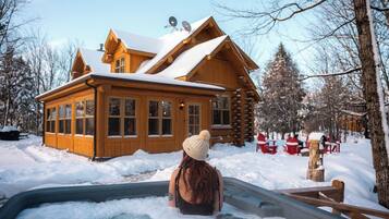 Bañera de hidromasaje al aire libre