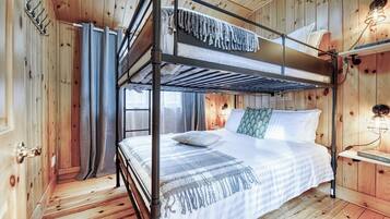 4 dormitorios, escritorio, tabla de planchar con plancha y cuna de viaje