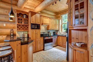Coffee/tea maker, fridge, microwave, oven - Private Hot Tub / Sauna / Indoor Pool / Nyctale (Mille-Isles)