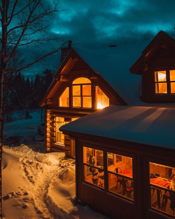 Traditional cabin with a gabled roof and symmetrical facade, featuring a cozy atmosphere and a standalone design.