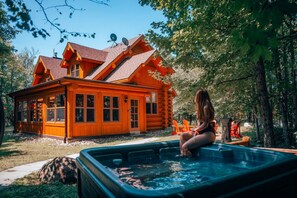 Outdoor spa tub