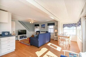 Smart TV - Long Sands Beach Cottage in York (York)
