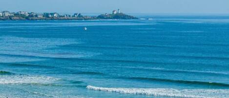 Beach nearby, sun-loungers, beach towels