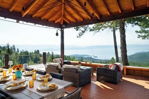 Outdoor dining - Luxury Lake View Mountain Escape (Somers)
