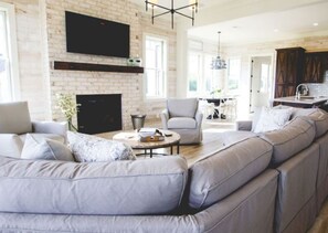 Feriehus | Opholdsområde | Smart-tv, pejs