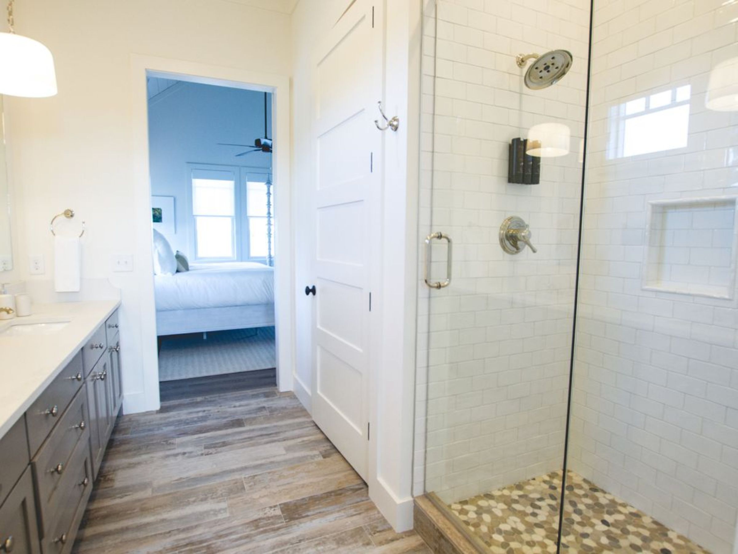 Cottage | Bathroom | Combined shower/bathtub, rainfall showerhead, free toiletries