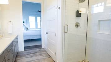 Casa de campo | Baño | Tina con regadera, regadera tipo lluvia, amenidades de baño gratuitas