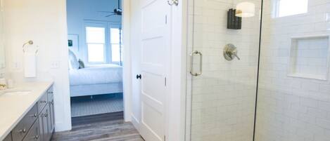 Cottage | Badkamer | Een bad/douchecombinatie, een regendouche, gratis toiletartikelen