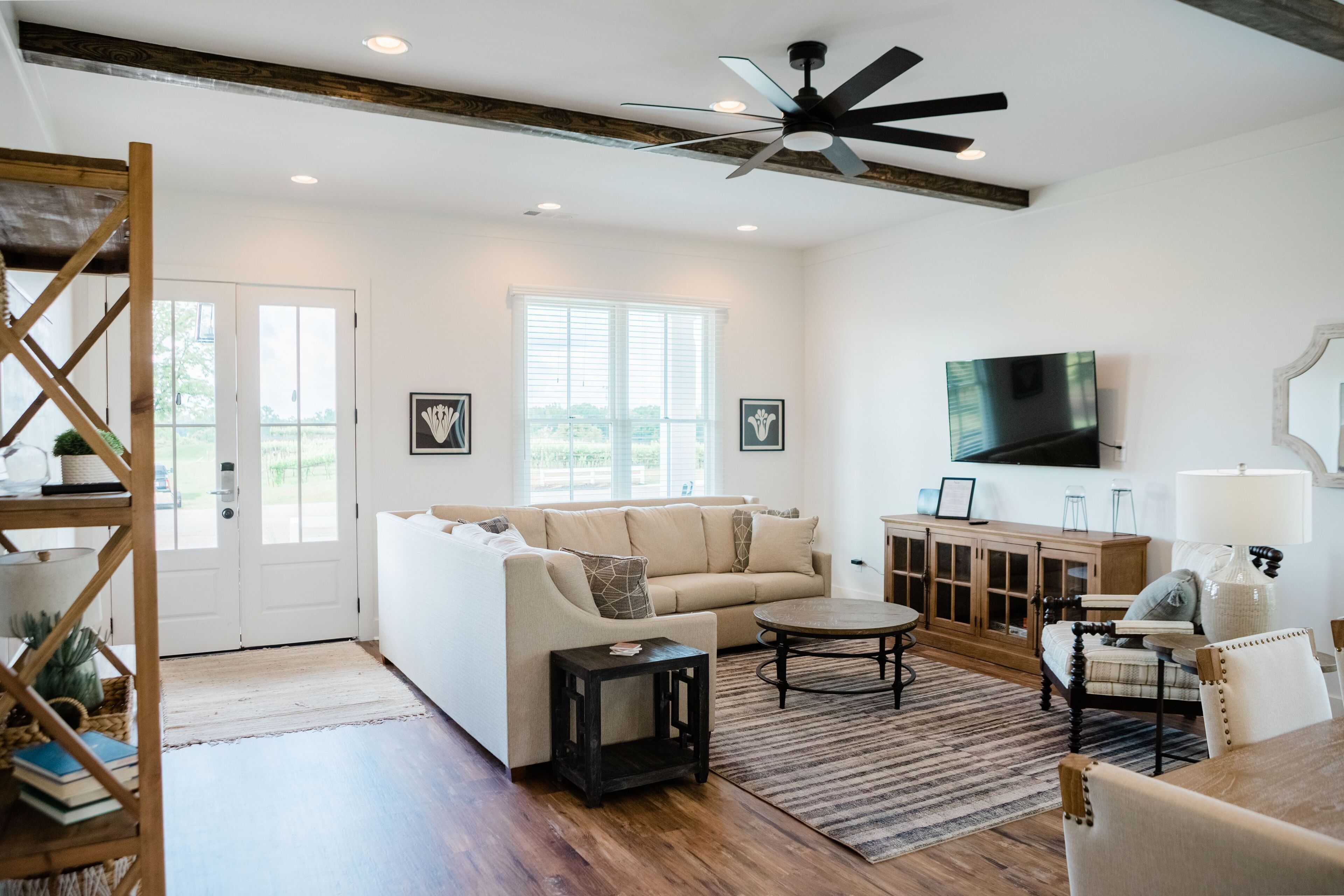 Cottage 7 | Living area | Smart TV, fireplace