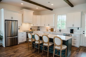 Cottage 7 | Private kitchen | Full-size fridge, microwave, oven, stovetop