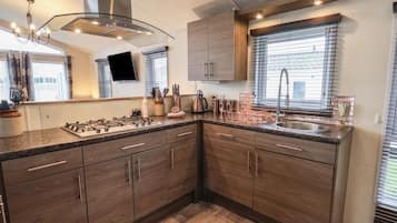 Huis | Privékeuken | Een koelkast, een magnetron, een oven, een kookplaat