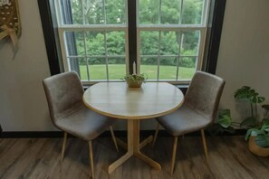 Dining - Mountain Cabin in Jamestown (Jamestown)